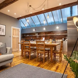 Deluxe Rustic Style Two Bedroom Bethnal - Yard View Apartment