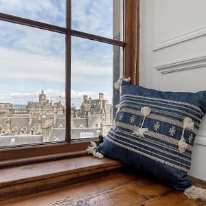 Stunning Panoramic Views: Heart Of The Royal Mile Apartment EDI