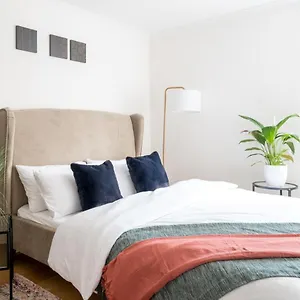 Riverside Two Bedroom In Canary Wharf Apartment