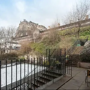 Charming 1 Bed With Castle View EDI